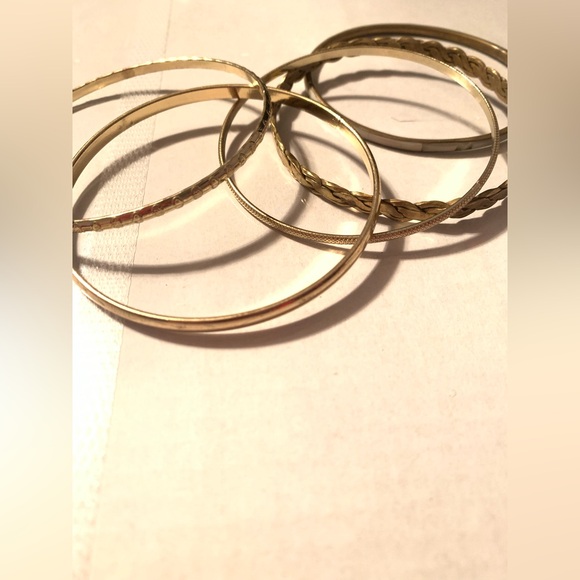 5 Gold tone bracelets - Picture 2 of 2